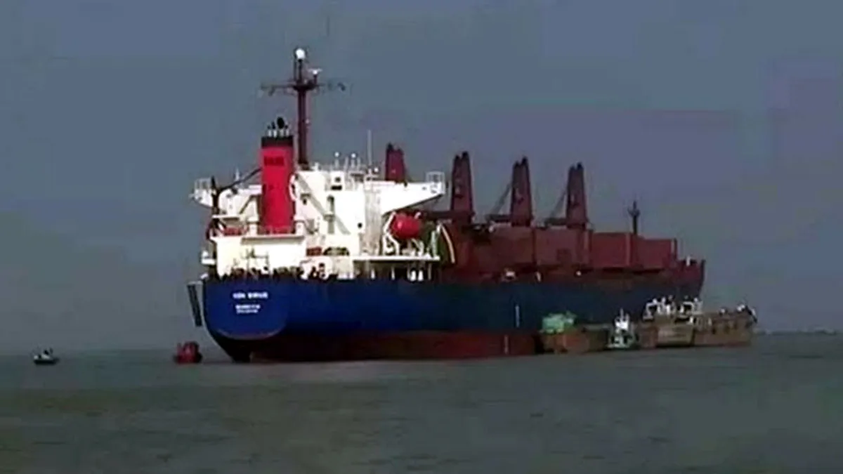৩২ হাজার টন কয়লা নিয়ে মোংলায় ভিড়লো জাহাজ