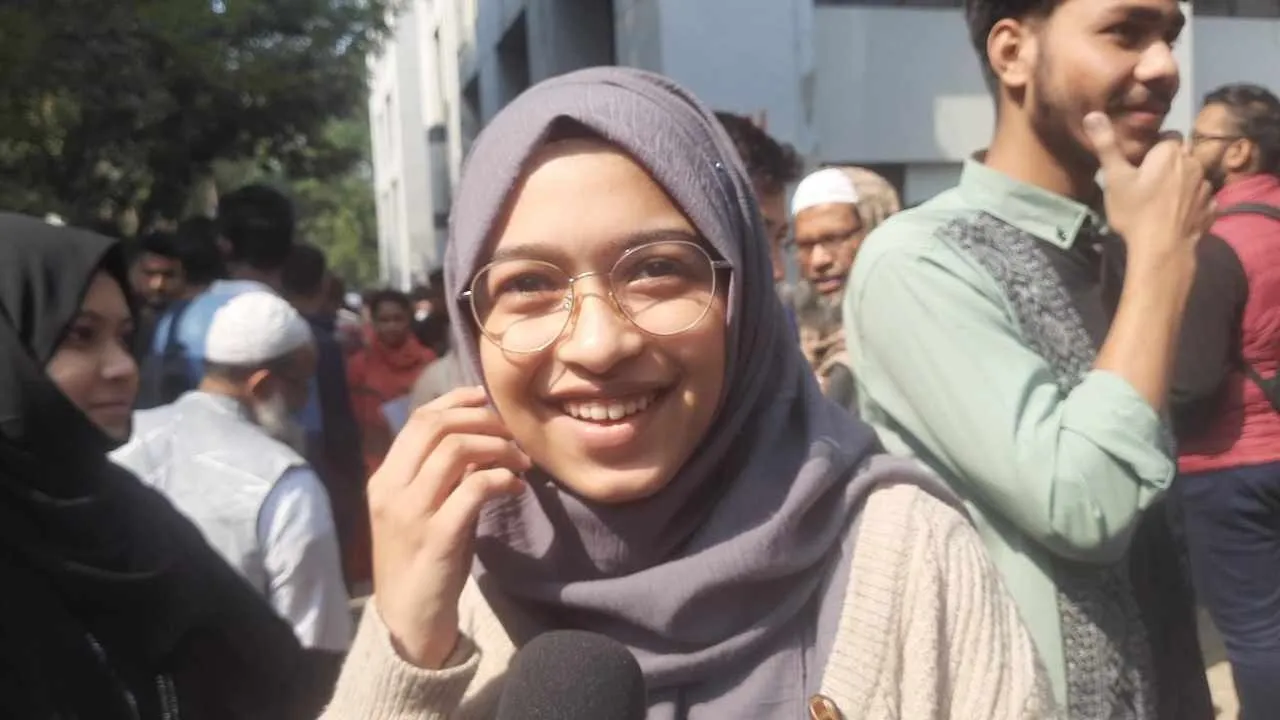 প্রত্যাশার ফুলঝুরি, হাসিমুখেই কেন্দ্র ছাড়লেন পরীক্ষার্থীরা