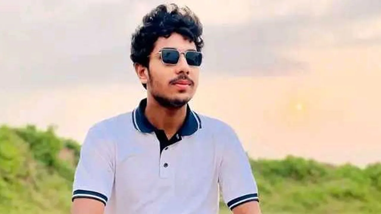 পাস করে মিষ্টি নিলেন নানার বাড়ি, ফেরার পথে প্রাণ কেড়ে নিল ট্রাক