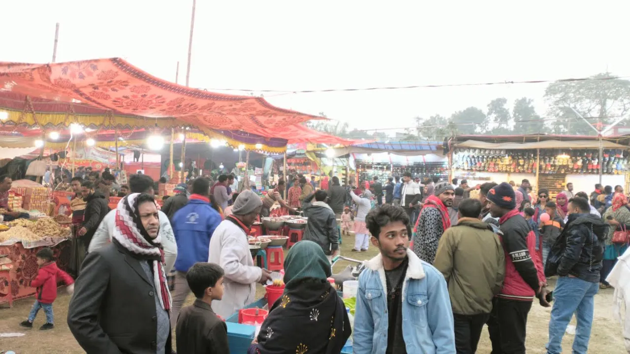দর্শনার্থীদের পদচারণায় জমজমাট মধুমেলা