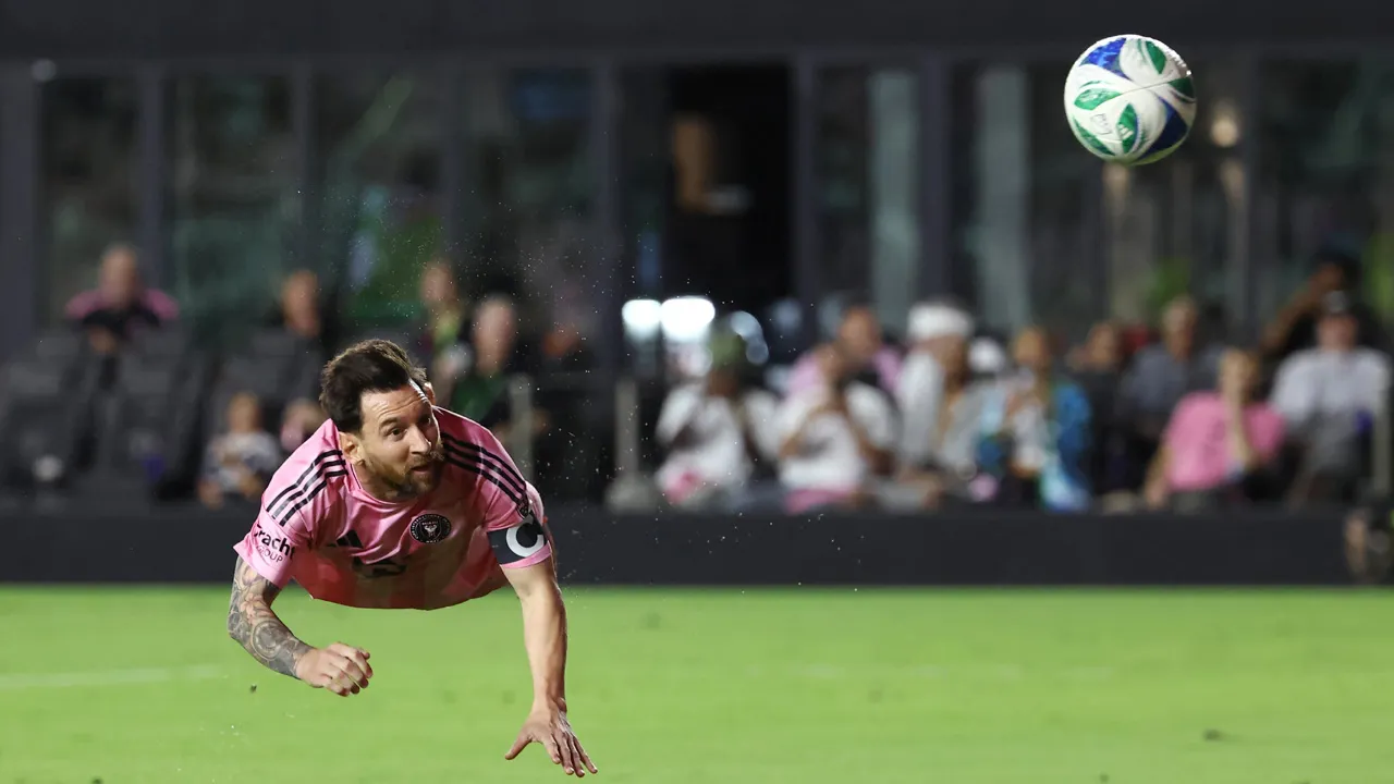 উড়ন্ত হেডসহ জোড়া গোলে মায়ামিকে জেতালেন মেসি