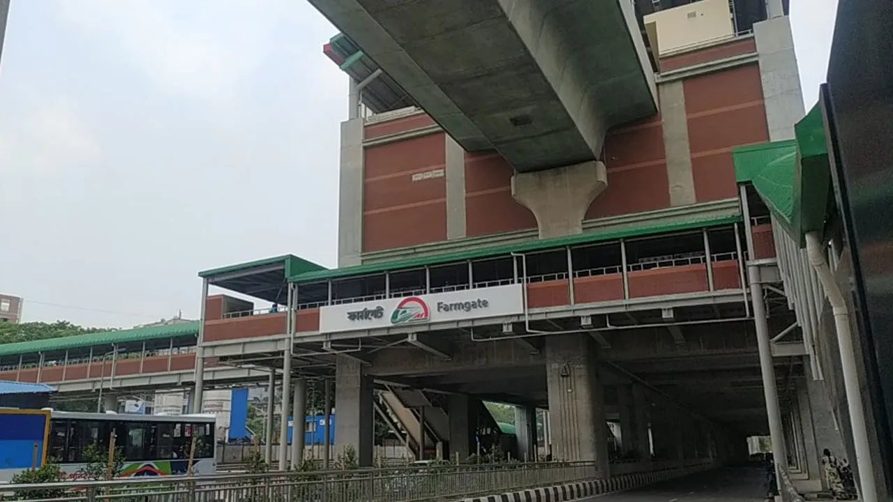 মেট্রো স্টেশনের পিলার থেকে বেয়ারিং প্যাড পড়ে পথচারী নিহত, চলাচল বন্ধ