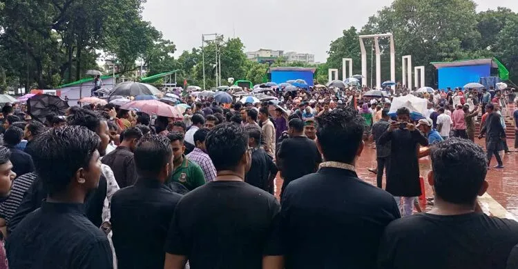 শহীদ মিনারে বৃষ্টির মধ্যে চলছে বিএনপির স্মরণসভা