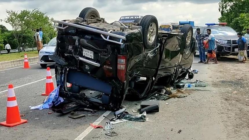 1 killed as bus hits microbus in Padma Bridge area