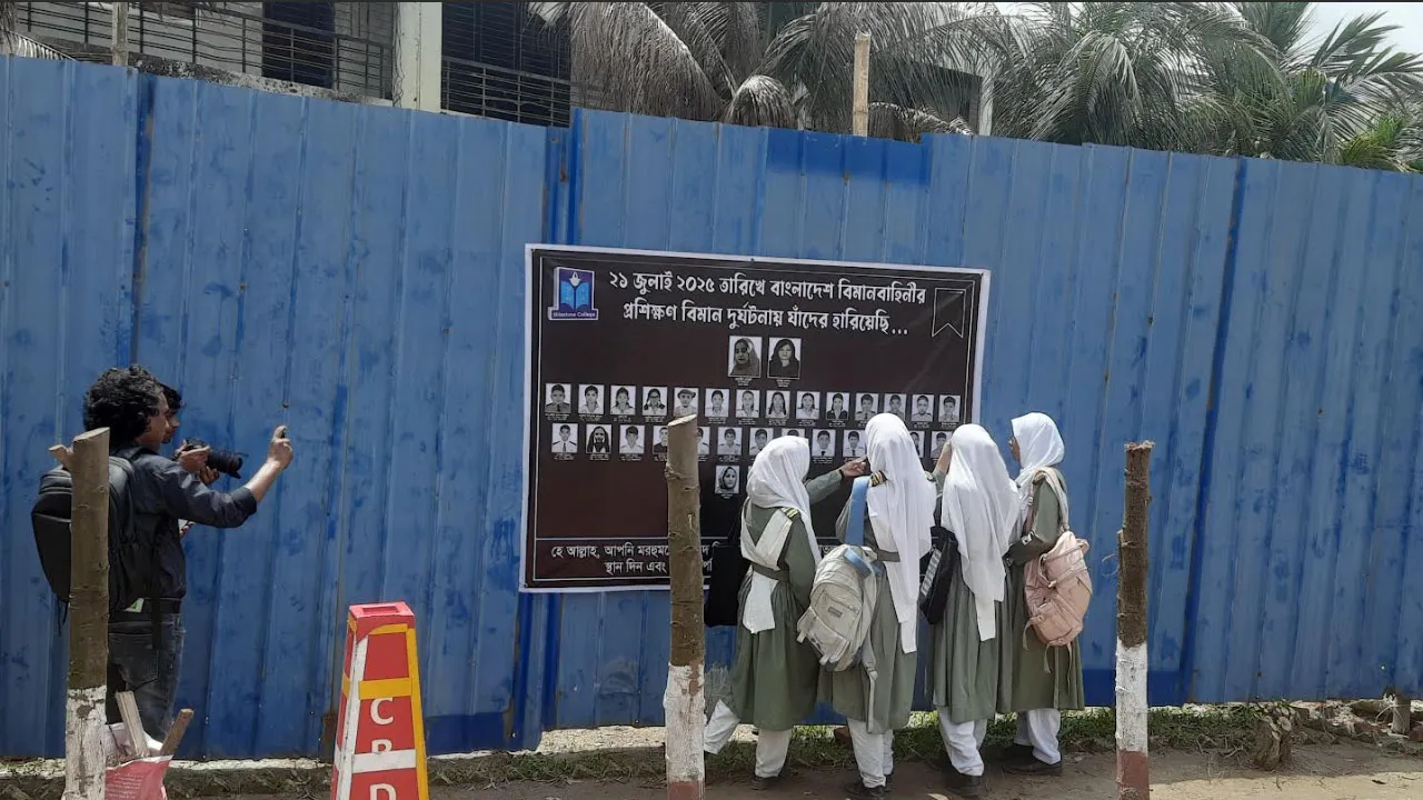 সেই পোড়া ভবন এখন টিনের আড়ালে, সামনে দাঁড়িয়ে নির্বাক শিক্ষার্থীরা