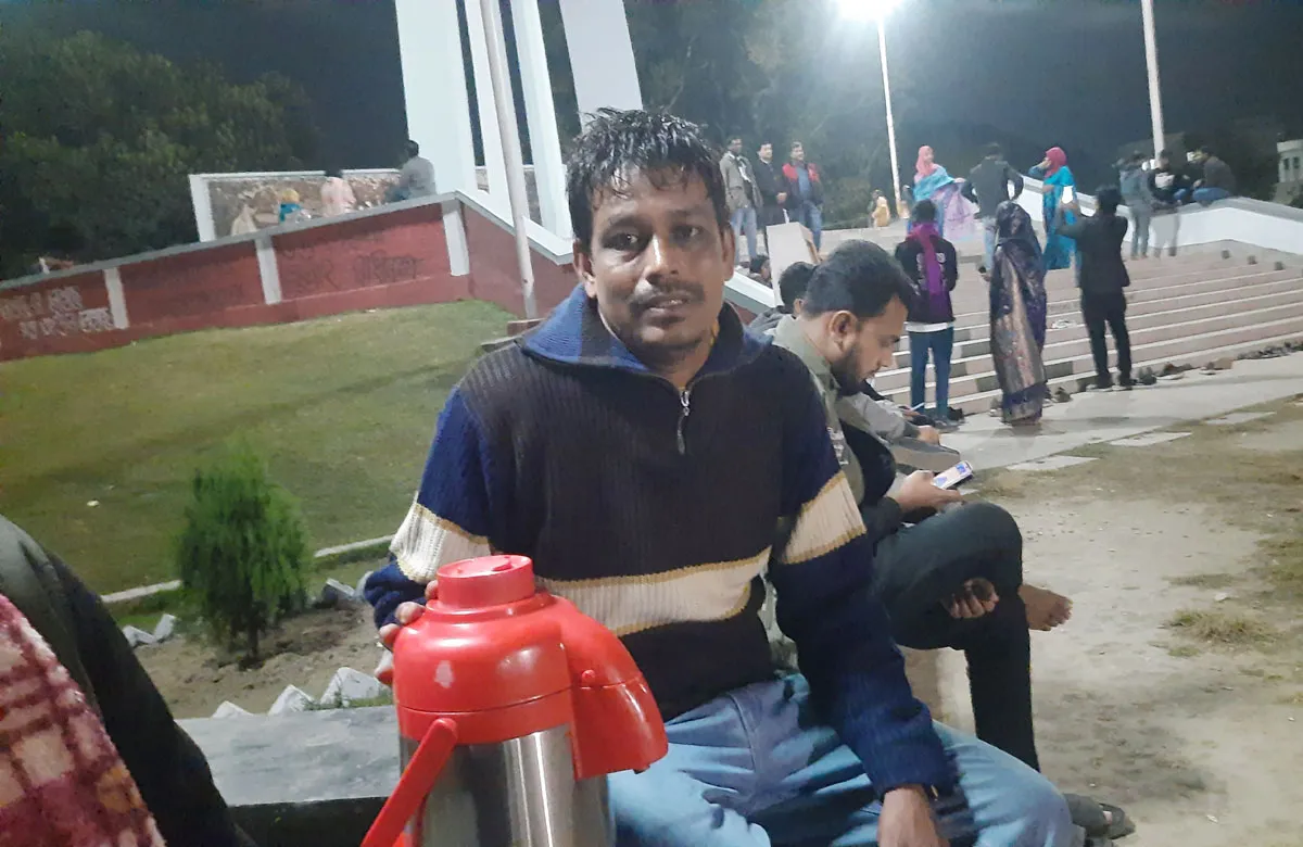 ৪ ঘণ্টা চা বিক্রি করে প্রতিদিন ২২শ টাকা আয় করেন মিলন