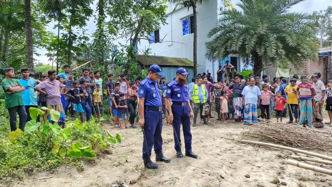 পরিত্যক্ত জমি থেকে ১০টি মাইনসদৃশ বস্তু ও ৫ বক্স উদ্ধার