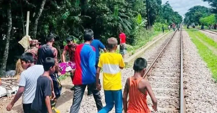 চলন্ত ট্রেনের ছাদ থেকে পড়ে কিশোরের পা বিচ্ছিন্ন