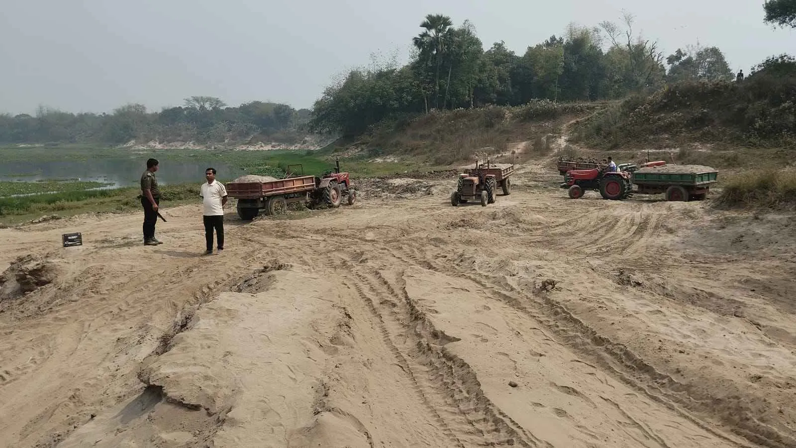 মনোহরদীতে অবৈধভাবে বালু উত্তোলন, ৪ ট্রলি জব্দ