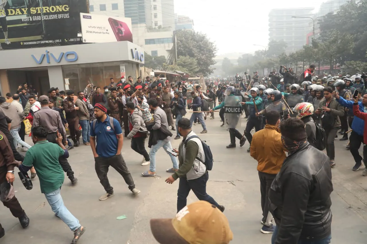 লাঠিপেটায় সড়ক ছাড়লেন মোবাইল ফোন ব্যবসায়ীরা