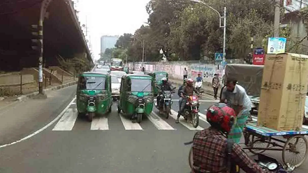 বনানীতে কাভার্ডভ্যানের ধাক্কায় মোটরসাইকেলের ২ আরোহী নিহত