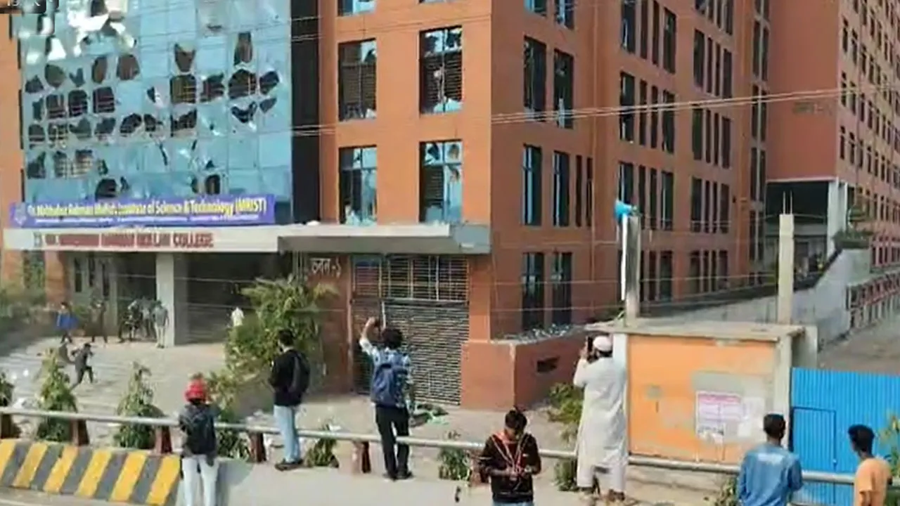 তিন কলেজের সংঘর্ষে আহত ৮ শিক্ষার্থী ঢামেকে