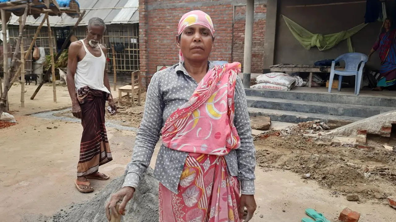 রাজ‌মি‌স্ত্রির কাজ করে ছেলেকে বিশ্ববিদ্যালয়ে পড়াচ্ছেন মমেজা বেগম
