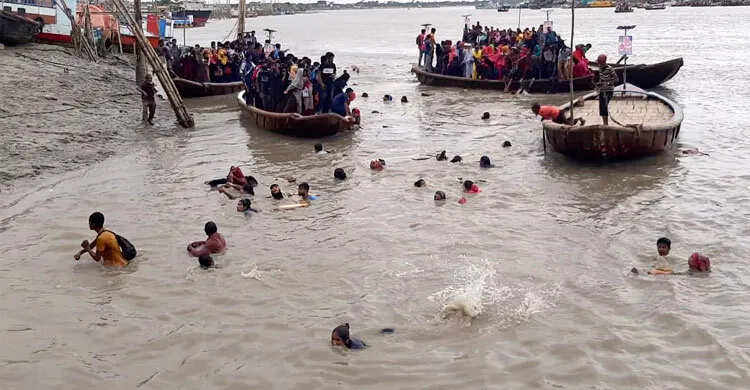 বাগেরহাটের মোংলায় ৬০ যাত্রী নিয়ে নৌকাডুবি