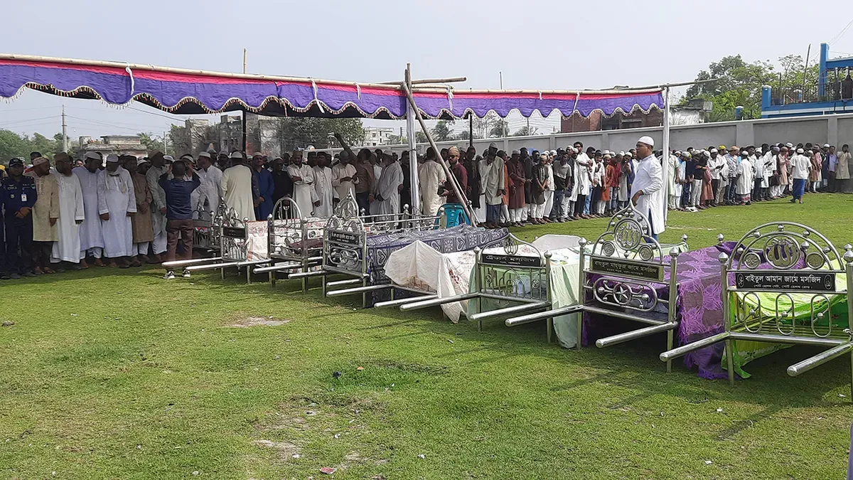 মোংলায় পাশাপাশি কবরে ৯ জনের দাফন সম্পন্ন
