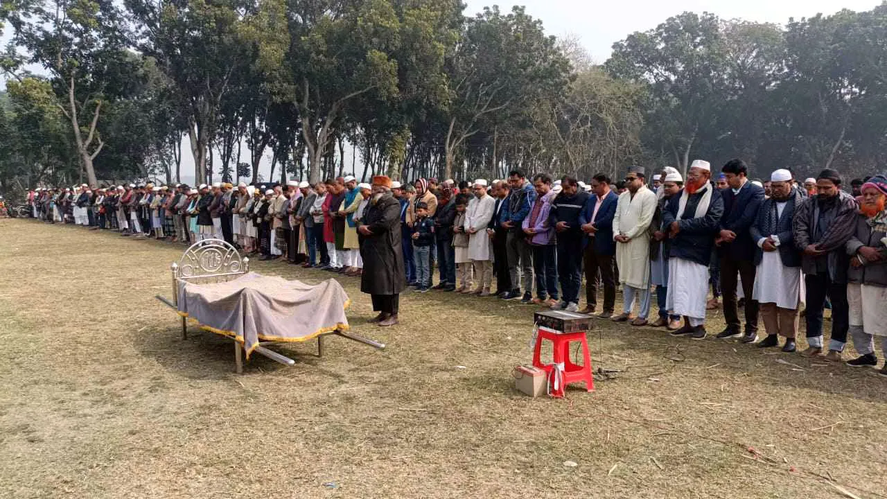বাবার জানাজা থেকে মনির খানের আইফোন চুরি