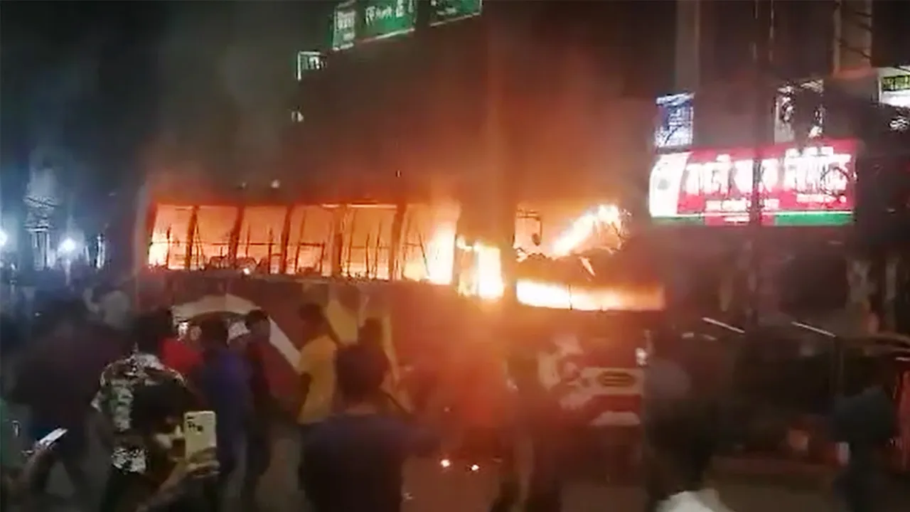 এবার গুলিস্তানে চলন্ত বাসে আগুন