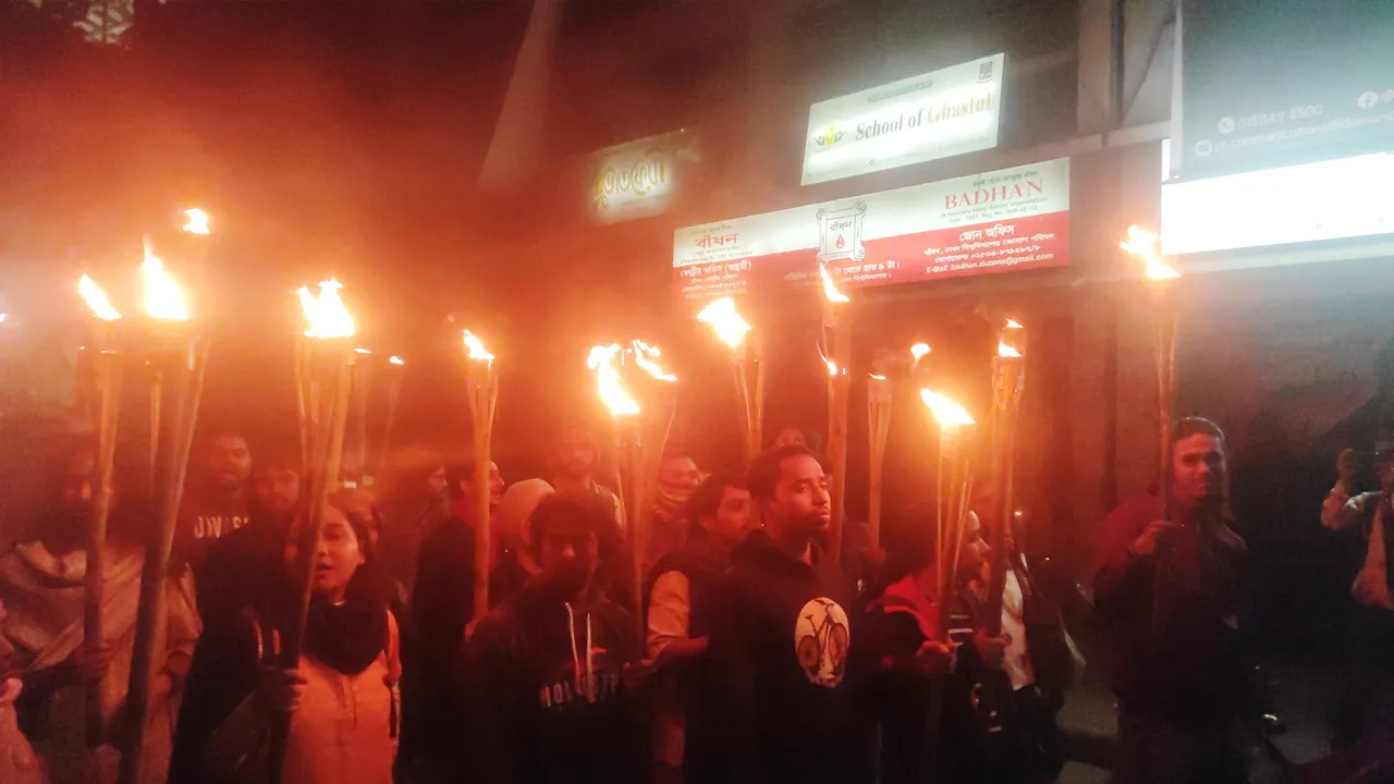 সরকারের পদত্যাগের দাবিতে ঢাবিতে মশাল মিছিল