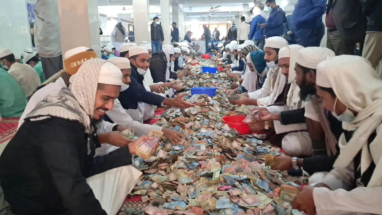পাগলা মসজিদে ৪ ঘণ্টায় গণনা হলো ৮ কোটি ২৩ লাখ টাকা