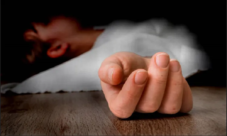 Female students dead body recovered at Mouchak, Dhaka