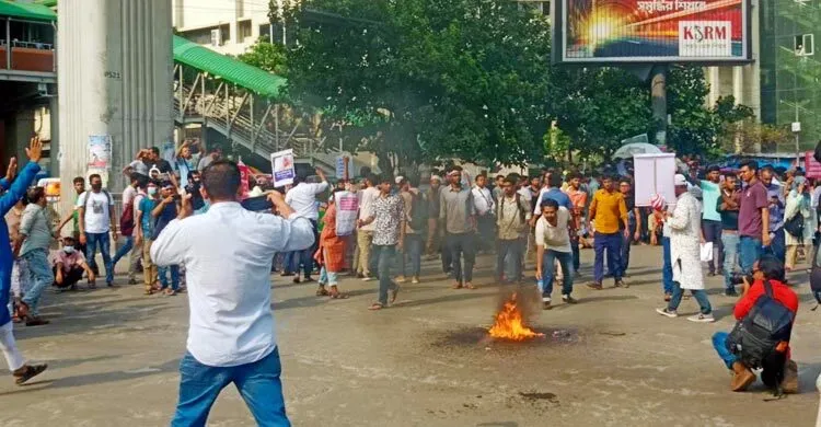 পুলিশের ব্যারিকেড ভেঙে শাহবাগ অবরোধ চাকরিপ্রত্যাশীদের