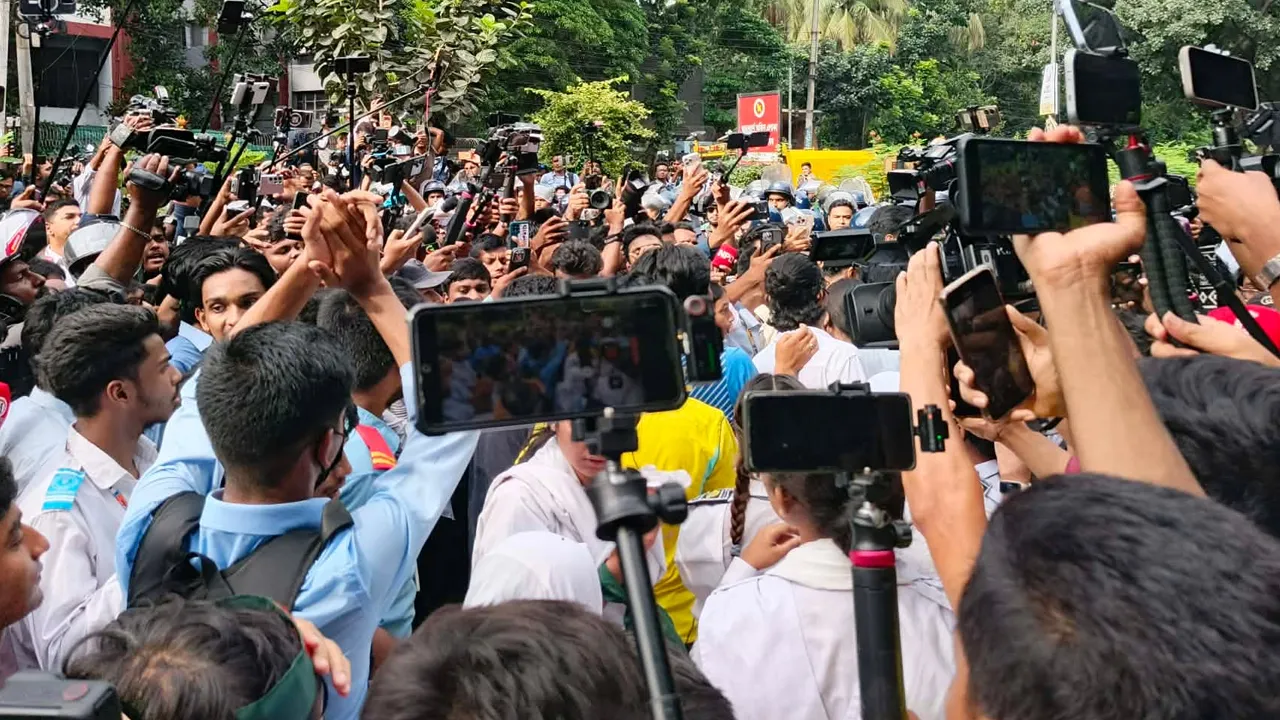 শিক্ষা ভবন মোড়ে অবস্থান নিয়েছে শিক্ষার্থীরা, ‘ভুয়া ভুয়া’ স্লোগান