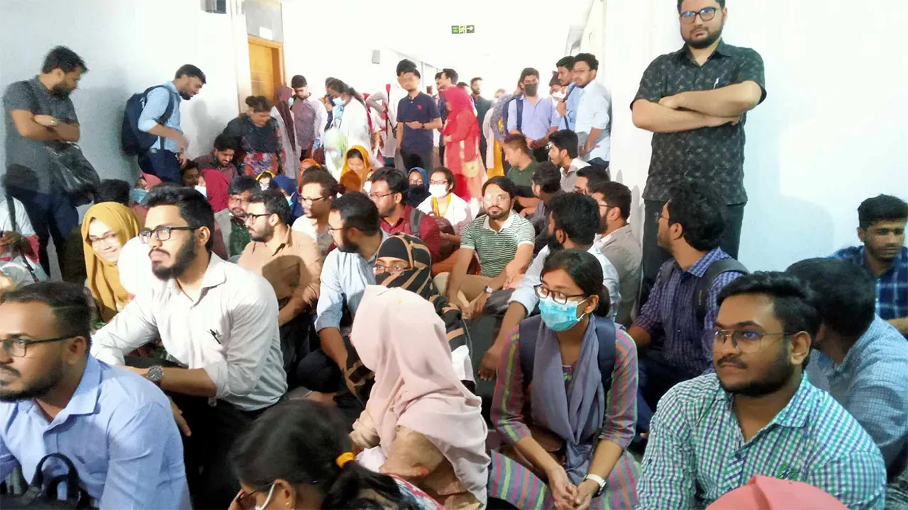 ৯ মাস ভাতা নেই ট্রেইনি চিকিৎসকদের, ২ দিনের আল্টিমেটাম