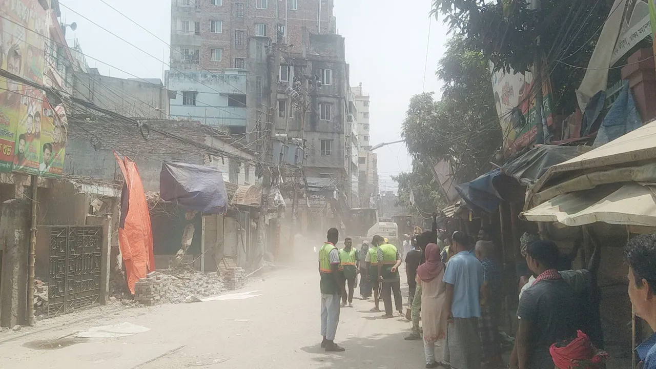 মুগদায় দ্বিতীয় দিনেও গুঁড়িয়ে দেওয়া হচ্ছে বাড়ি-দোকানপাট