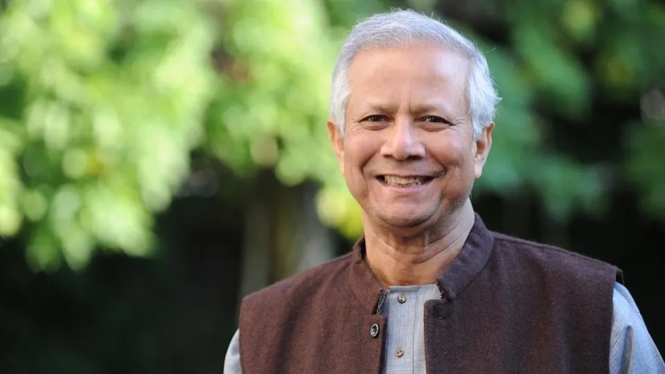 ৪ ক্যাটাগরিতে বিভিন্ন প্রতিষ্ঠানকে পুরস্কার দিলেন প্রধান উপদেষ্টা