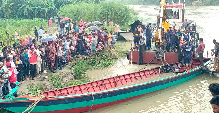 পদ্মায় ডুবে যাওয়া ট্রলার উদ্ধার, মেলেনি নিখোঁজদের সন্ধান