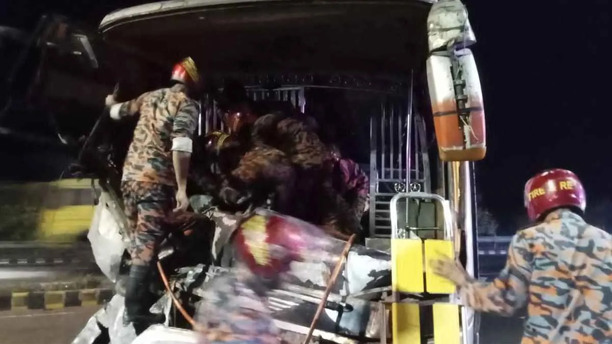 এক্সপ্রেসওয়েতে বাস নিয়ন্ত্রণ হারিয়ে রেলিংয়ে ধাক্কা, আহত ১২