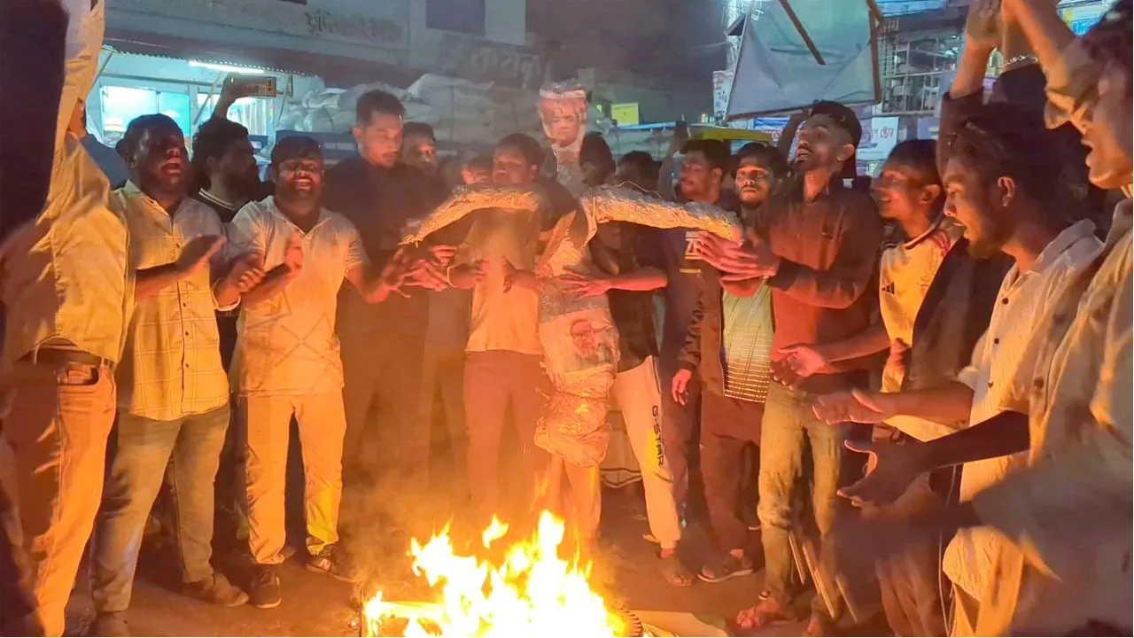 মুন্সীগঞ্জে মির্জা ফখরুলের কুশপুত্তলিকা পোড়ালেন বিএনপি নেতাকর্মীরা