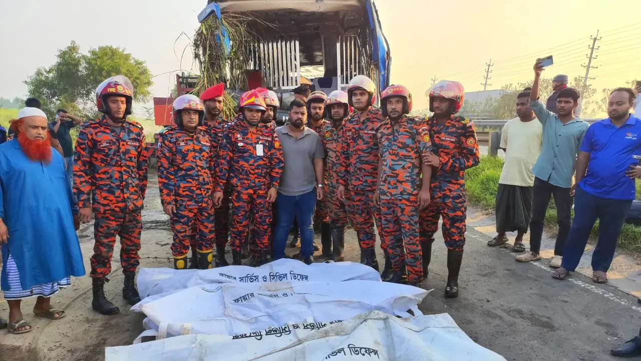 বাস খাদে পড়ে নিহত ৩, আহত ১৬