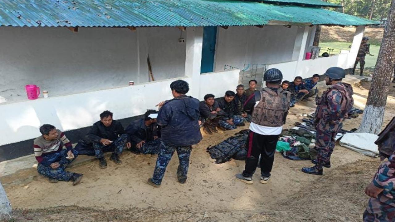 বিজিবি ক্যাম্পে আশ্রয় নিয়েছেন মিয়ানমার পুলিশের ৯৫ সদস্য