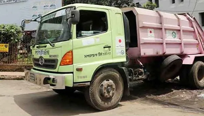 ফের রাজধানীতে ময়লার গাড়ির ধাক্কা, নারী পোশাক শ্রমিক আহত