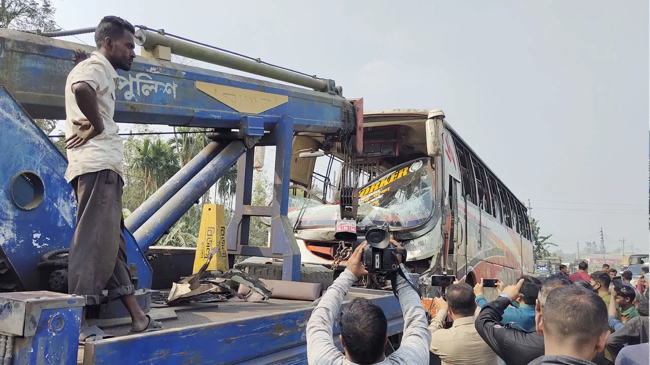 একদিনেই সড়কে ঝরে গেলো ১৭ প্রাণ