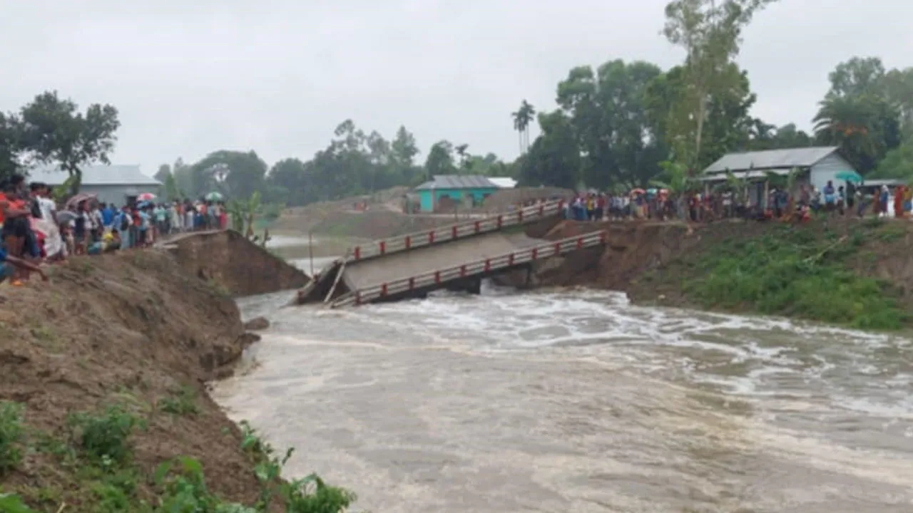 ময়মনসিংহে সেতু ভেঙে ১০ গ্রামের মানুষের যোগাযোগ বন্ধ