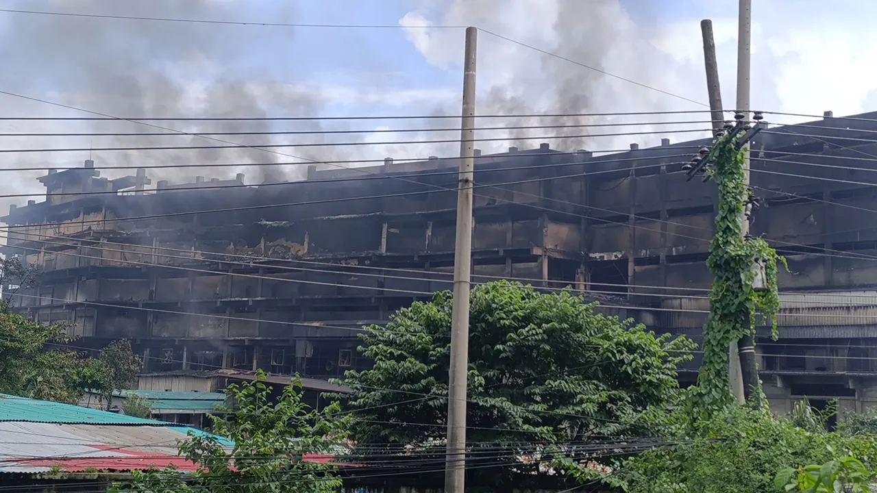 ধসে পড়তে পারে গাজী টায়ার কারখানার ৬ তলা পোড়া ভবনটি
