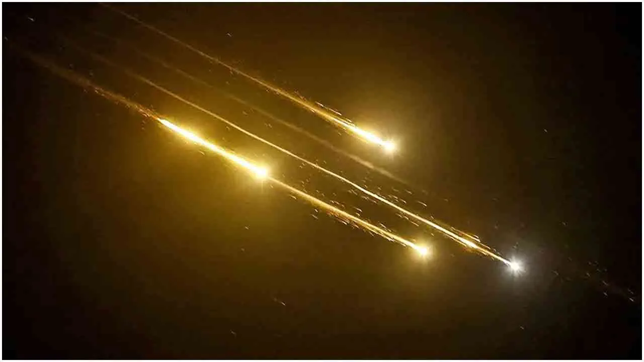 ইসরায়েলে ৪০০ ব্যালিস্টিক ক্ষেপণাস্ত্র ছুড়েছে ইরান