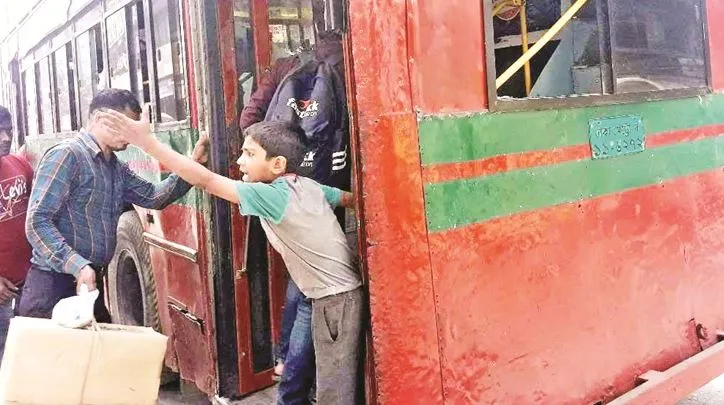 সড়ক পরিবহন বিধিমালা: ২০ বছরের কম বয়সীদের কন্ডাক্টর নয়
