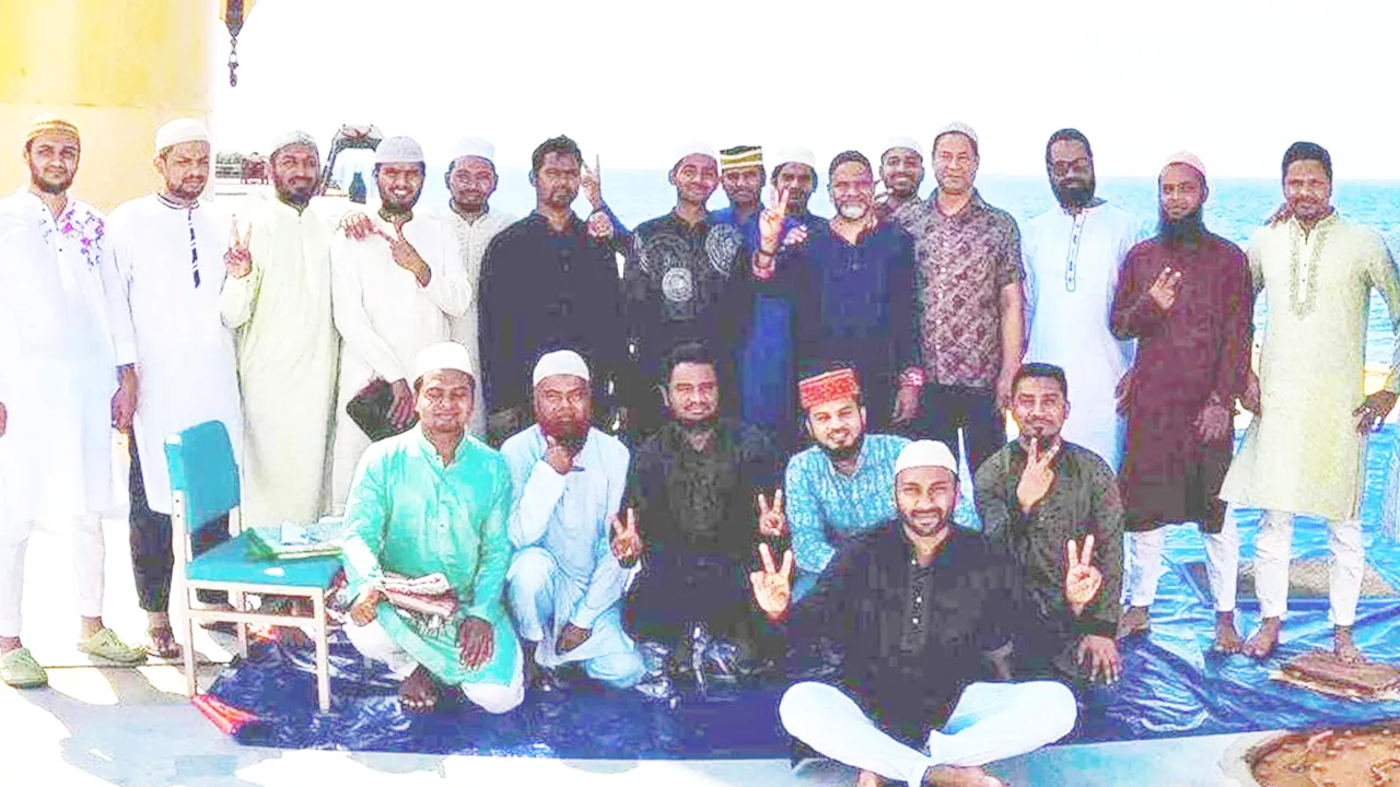 জাহাজেই ঈদের নামাজ পড়লেন জিম্মি বাংলাদেশি নাবিকরা