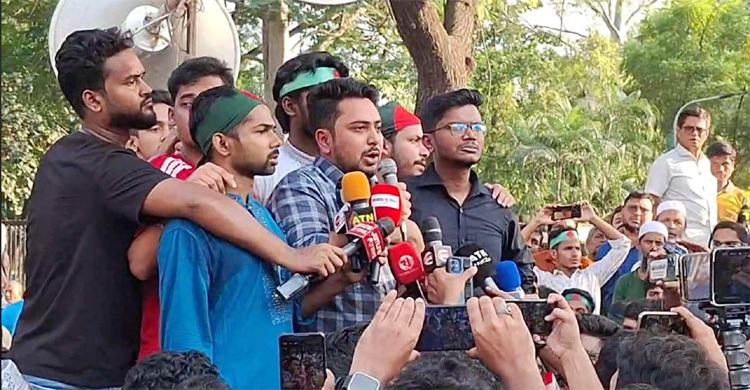 জবি শিক্ষার্থীদের দাবি মেনে নেওয়ার প্রতিশ্রুতি উপদেষ্টা নাহিদের