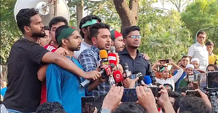 জবি শিক্ষার্থীদের দাবি মেনে নেওয়ার প্রতিশ্রুতি উপদেষ্টা নাহিদের
