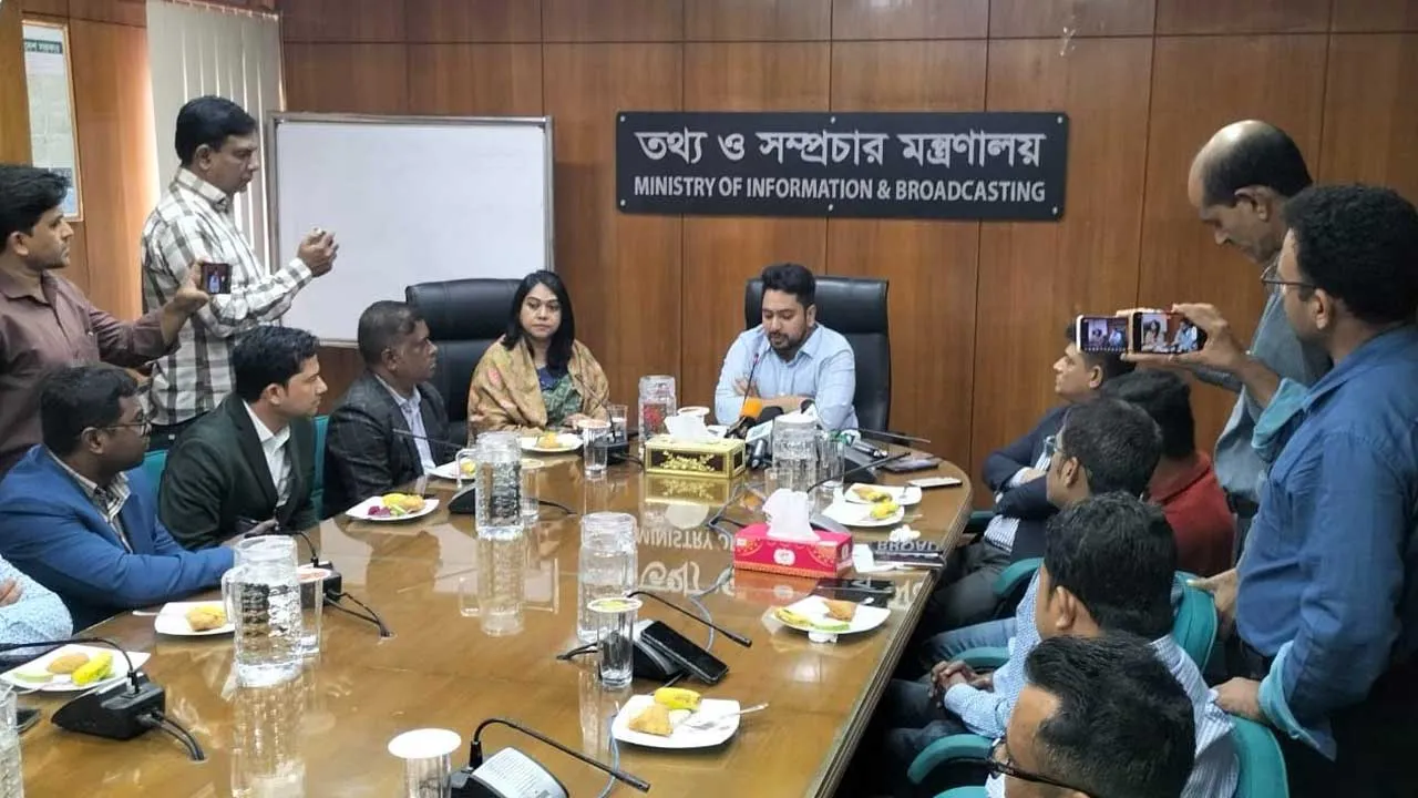 লুট করা টাকা গুজব ছড়াতে ব্যবহার করছে ফ্যাসিস্ট সরকার : উপদেষ্টা নাহিদ