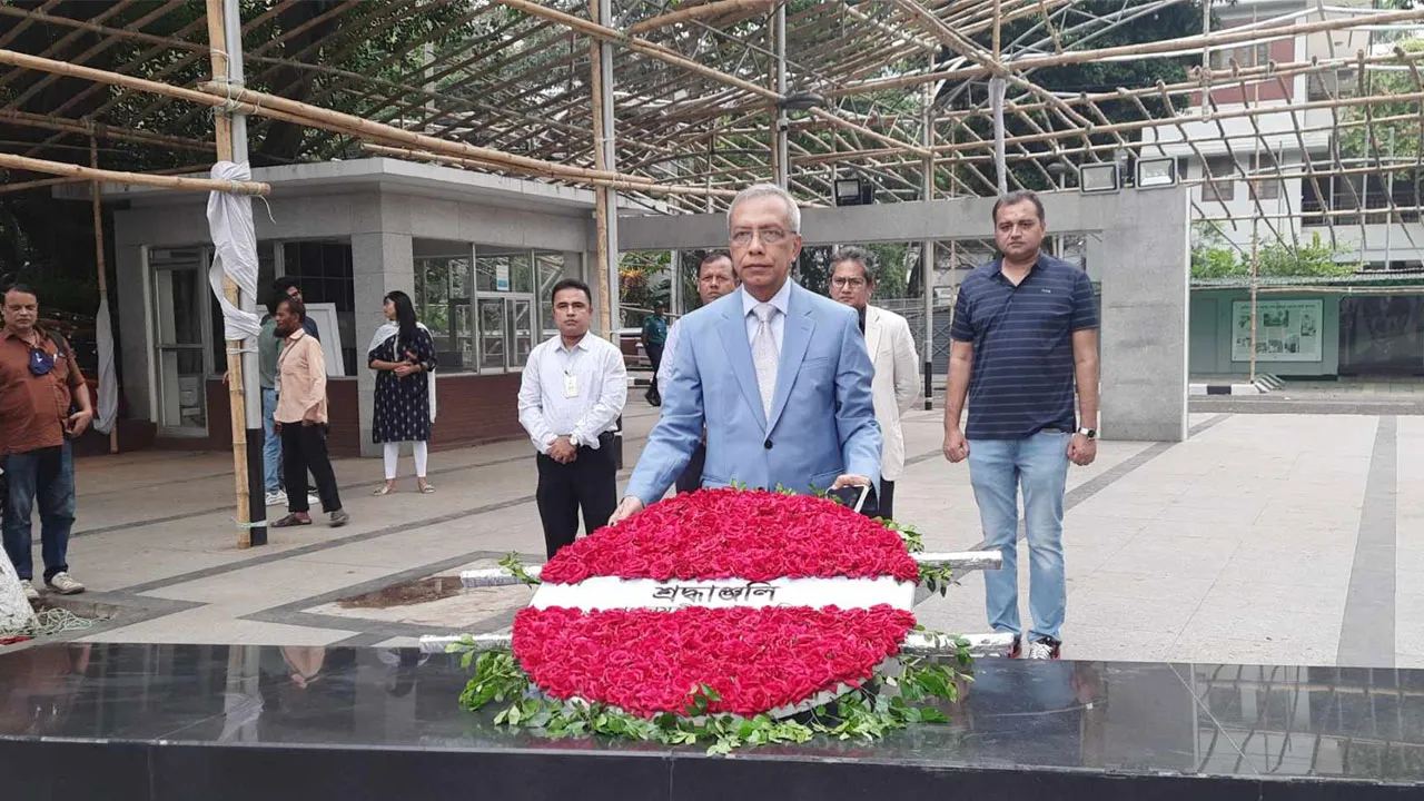 বঙ্গবন্ধুর প্রতিকৃতিতে প্রধানমন্ত্রীর নতুন প্রেস সচিবের শ্রদ্ধা