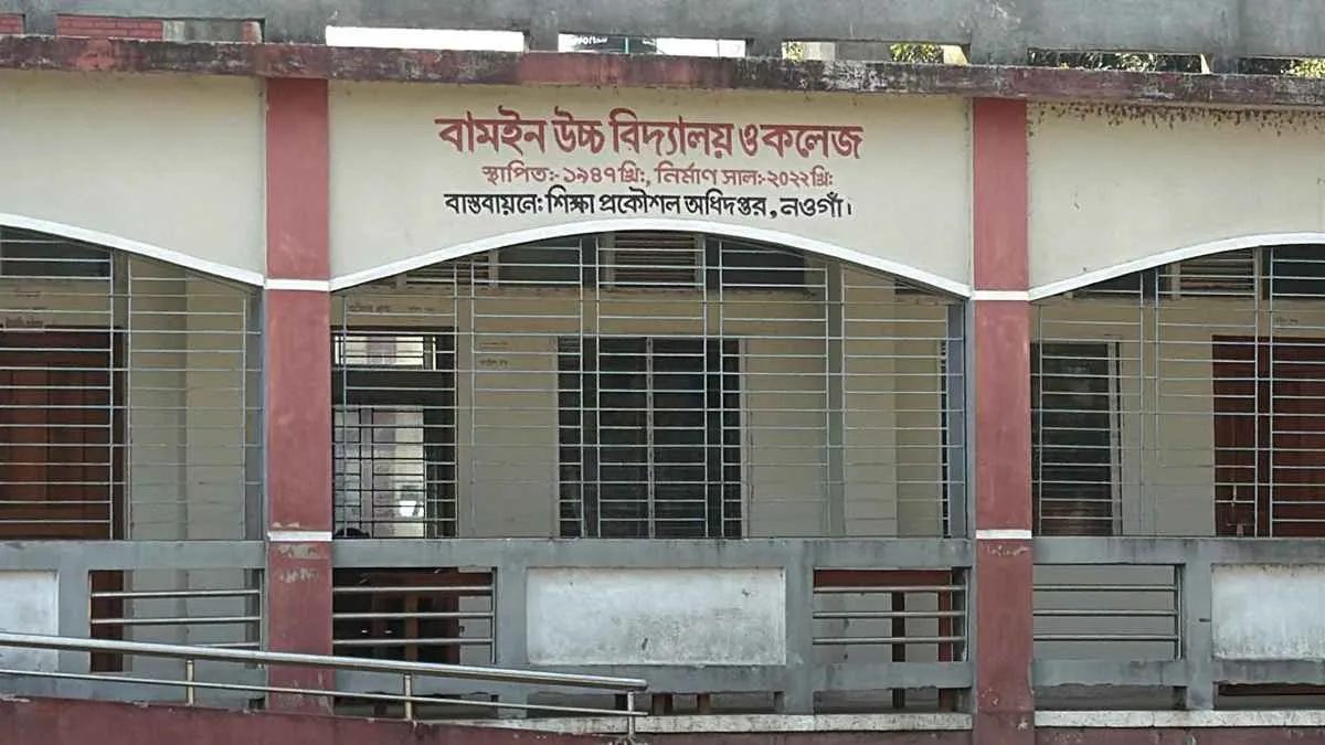 নিয়ামতপুরে ভোট গণনার আগে রেজাল্ট শিটে প্রিজাইডিং কর্মকর্তার স্বাক্ষর