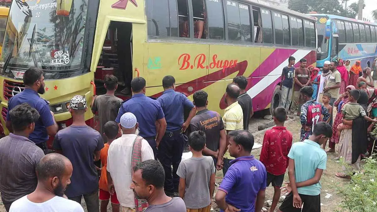 নওগাঁয় গ্যারেজে রাখা বাসের ভেতর মিলল যুবকের মরদেহ