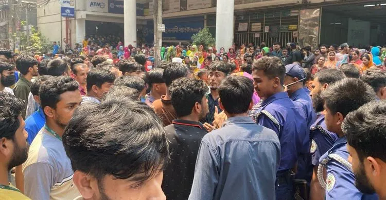 ঈদের ছুটি বাড়ানোর দাবিতে নারায়ণগঞ্জে পোশাকশ্রমিকদের বিক্ষোভ