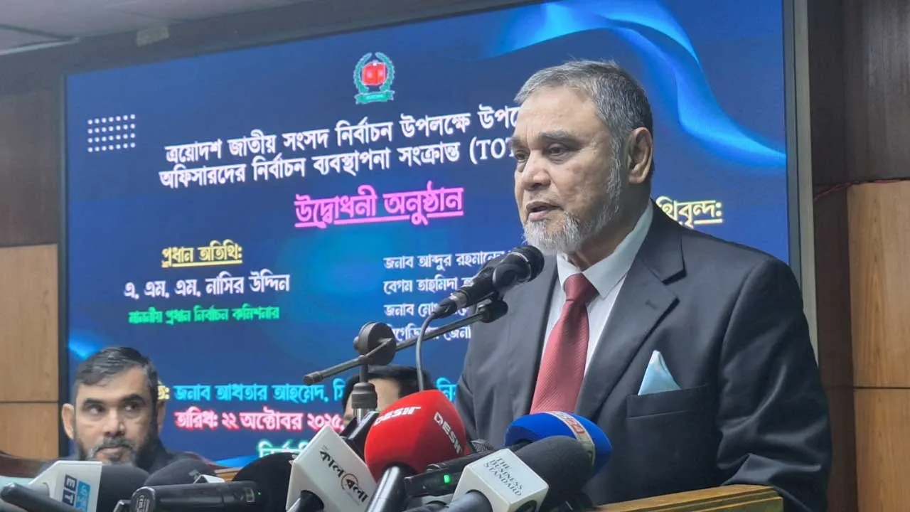 আইনের প্রতি শ্রদ্ধাশীল থেকে নিরপেক্ষভাবে দায়িত্ব পালনের নির্দেশ সিইসি’র