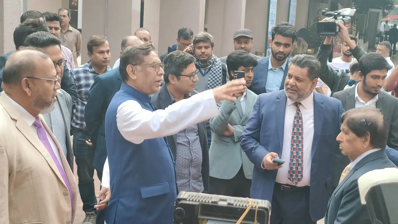 সিএনজি আকারে প্রাকৃতিক গ্যাস সরবরাহ শুরু হলো দেশে
